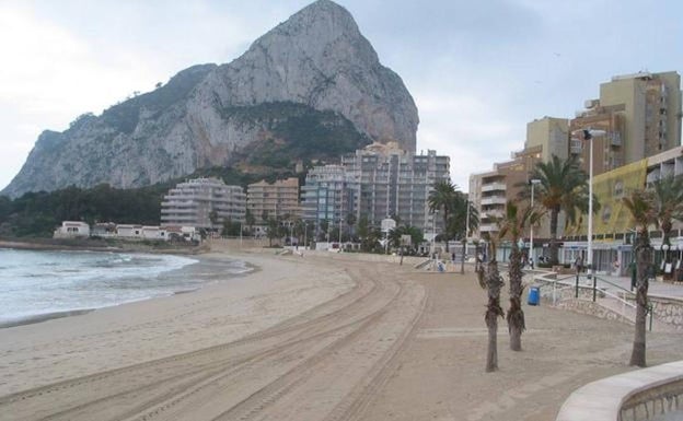 Calp reabre al baño la playa de la Fossa tras recuperar el agua los niveles óptimos