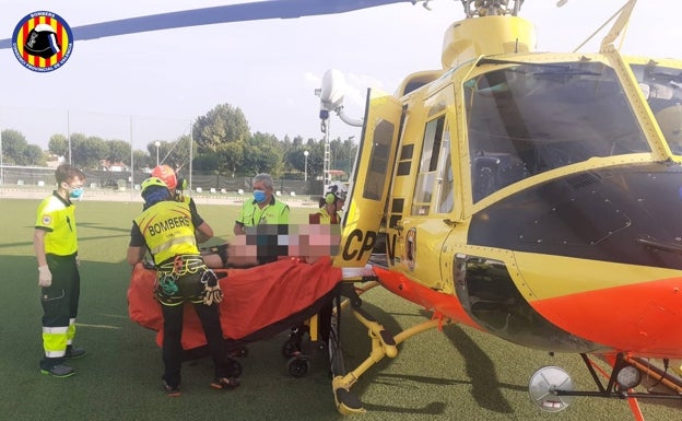 Rescatan a una bañista lesionada en la zona de baño de Bolbaite