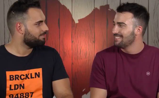 La petición de un concursante de 'First Dates' a su cita: «Por favor, no vayas a decir que no, que estamos en la tele y me está viendo mi abuela»