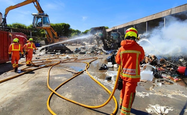 Tres heridos por inhalación de humo en el incendio de una nave industrial en Alcàsser