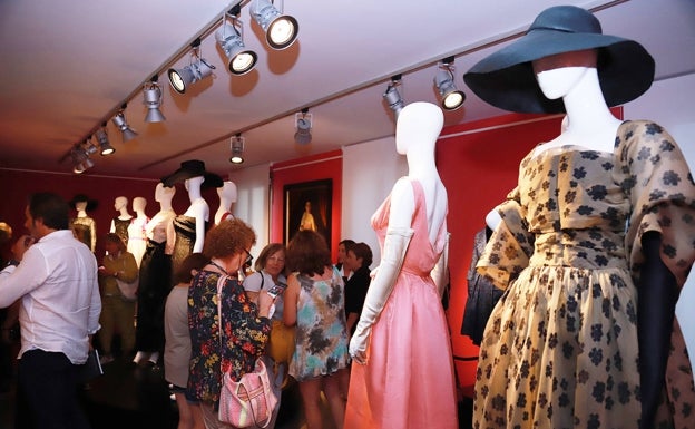 La exposición «El siglo de Balenciaga» de Xàbia supera los 23.000 visitantes