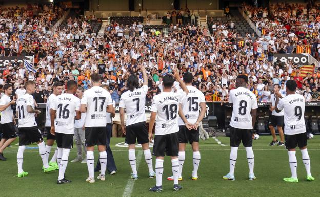 Locura en Mestalla con la presentación de los nuevos fichajes