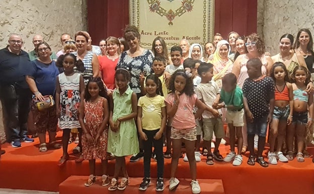 Alicante despide a los niños saharauis que pasaron el verano en la provincia con el programa 'Vacaciones en Paz'