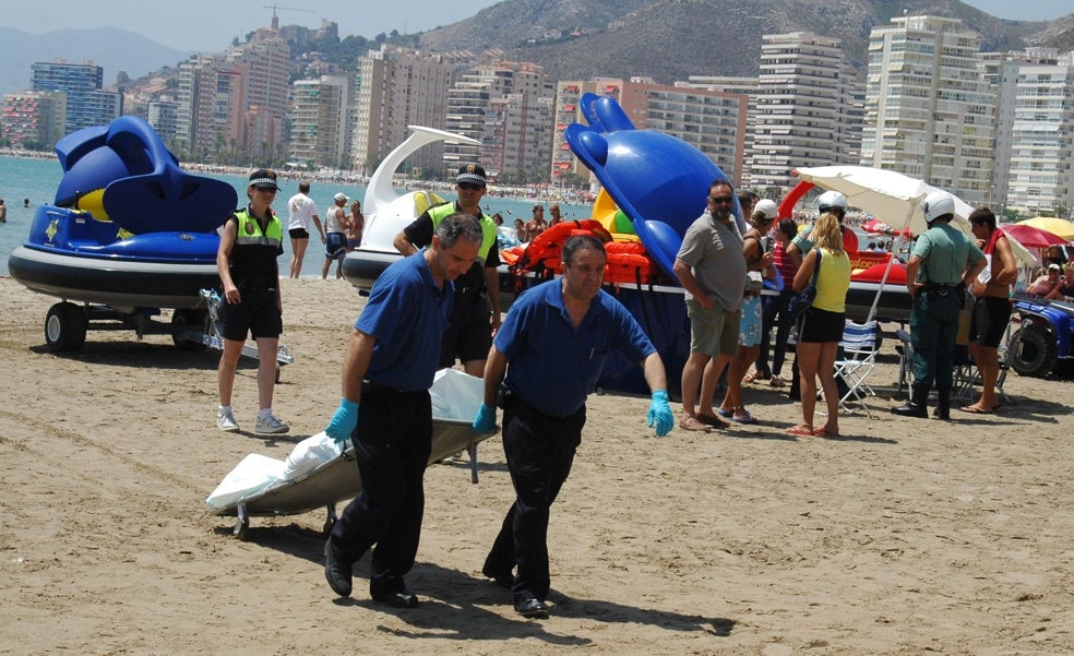 Un hombre muere ahogado al intentar sacar una pelota del mar en Cullera
