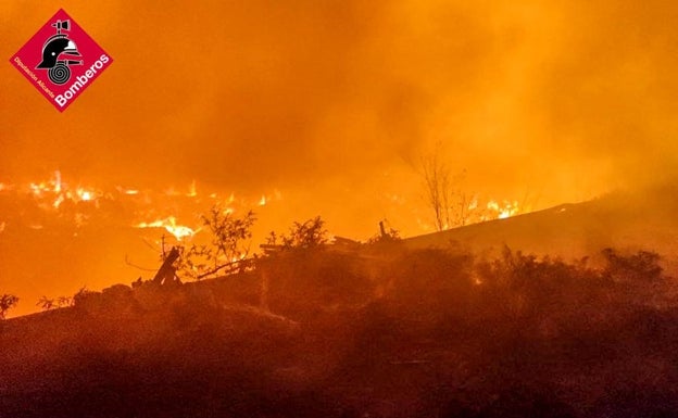 Aparatoso incendio en una balsa de riego en Rojales