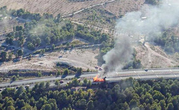 El incendio de un camión en la autovía A-7 obliga a cortar el tráfico a la altura del Maigmó