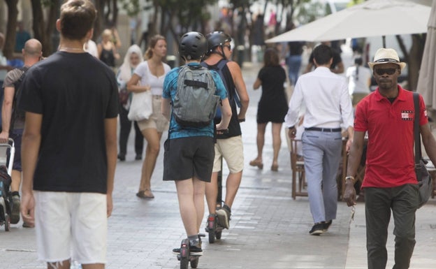 La Policía Local propone matrícula y seguro obligatorio en los patinetes en Valencia