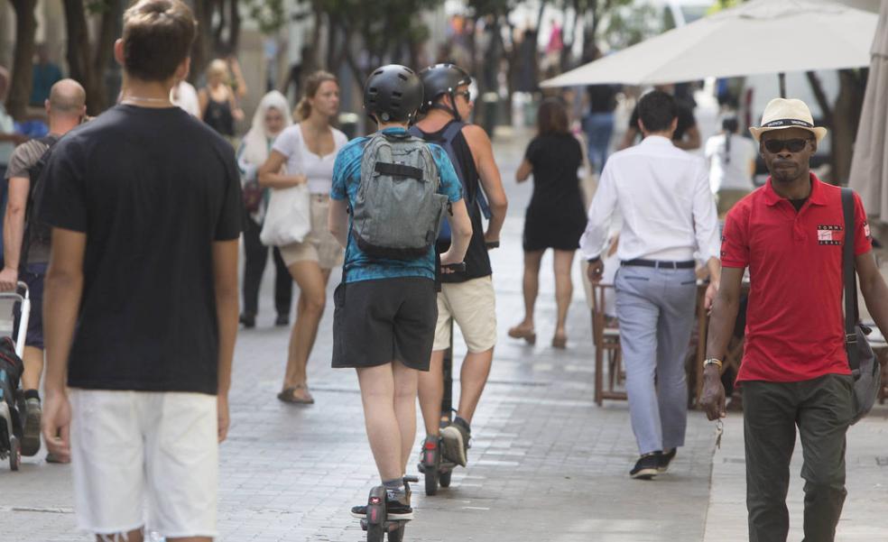 La Policía Local propone matrícula y seguro obligatorio en los patinetes en Valencia