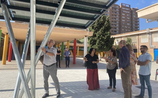 Placas solares y sombras para un colegio sin aire acondicionado en las aulas