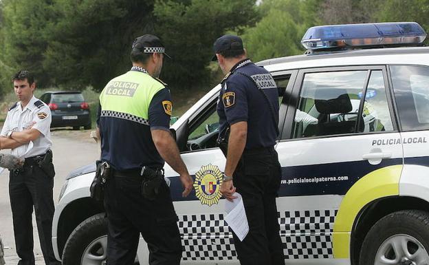 Un joven agrede a su pareja en Paterna y la esconde dentro de un canapé cuando llega la Policía