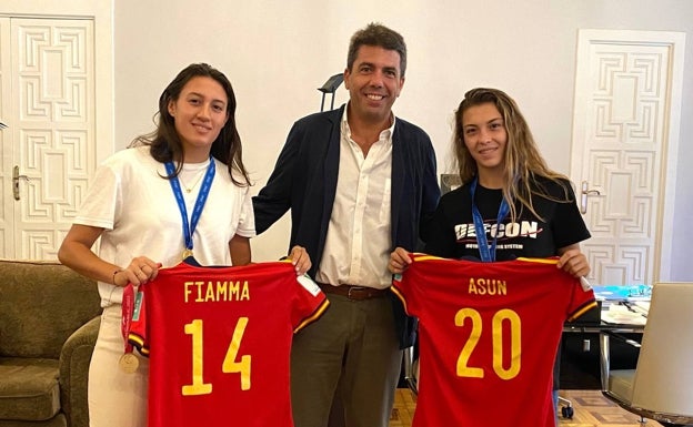 El presidente de la Diputación recibe a las campeonas del mundo Sub-20 Fiamma Benítez y Asun Martínez