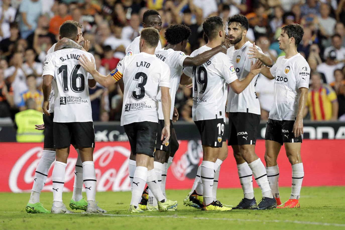 Euforia en Mestalla tras el 5-1 frente al Getafe