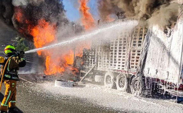 Extinguen el incendio de un camión antes de que las llamas se propaguen al monte de Castalla