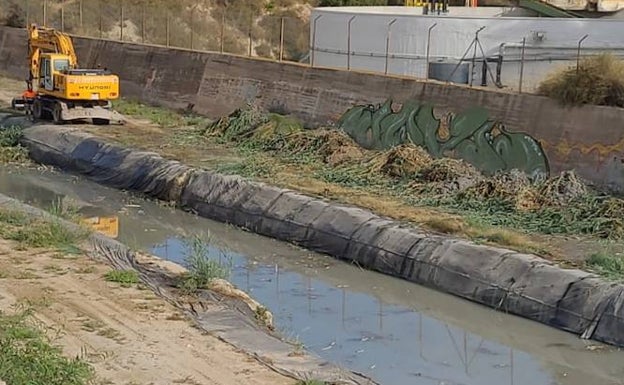 Alicante limpia los barrancos de Aguamarga y la Albufereta ante una posible gota fría