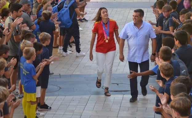 Una emocionada Fiamma Benítez recibe el cariño de su gente