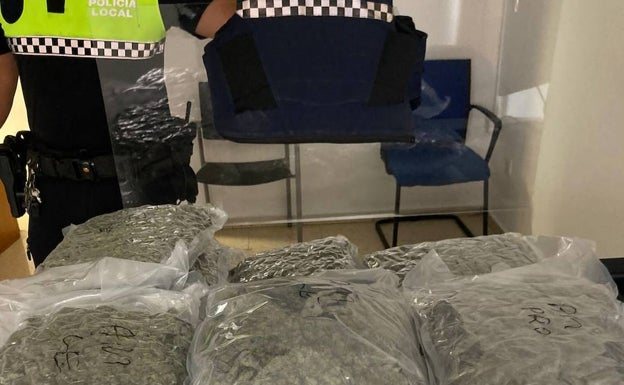 La Policía Local de Torrent detiene a tres hombres con 16 kilos de marihuana que pretendían trasladar en bolsas de carbón