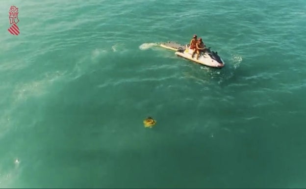 Rescatan en Guardamar a una tortuga marina atrapada con una red tras ser avistada por un dron