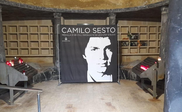 Habilitan un espacio en el cementerio de Alcoi para homenajear a Camilo Sesto