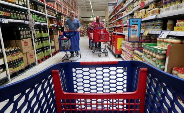 La cesta de Carrefour de 30 euros: cambian los pañales por pasta de dientes