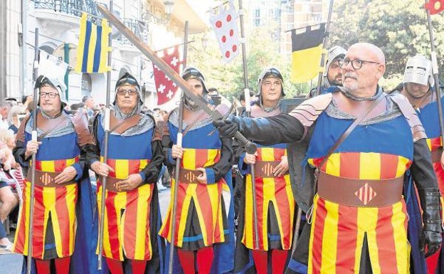 Enfado en los moros y cristianos de Valencia por la invitación de la Generalitat a un desfile paralelo con escuadras de Alcoy
