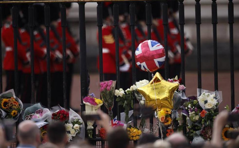 Luto frente al palacio de Buckingham