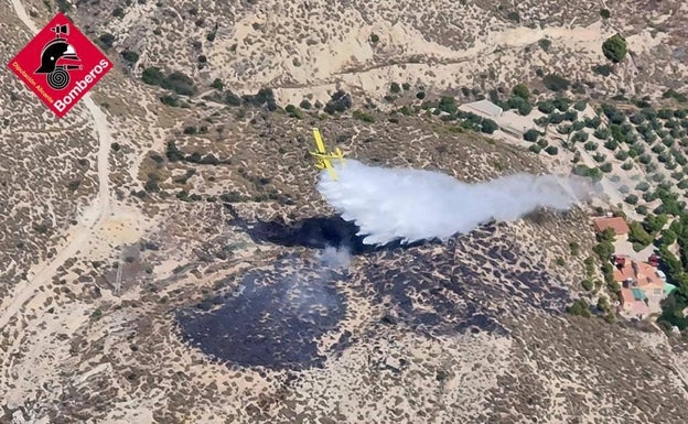 Extinguen un incendio de vegetación entre Aigües y El Campello