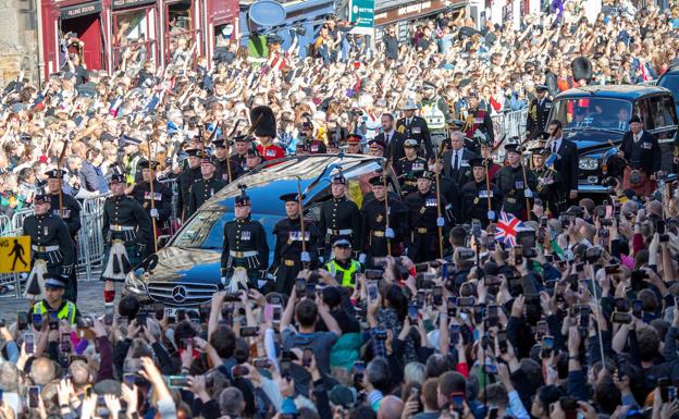 Carlos III recorre el país mientras Edimburgo se despide de Isabel II