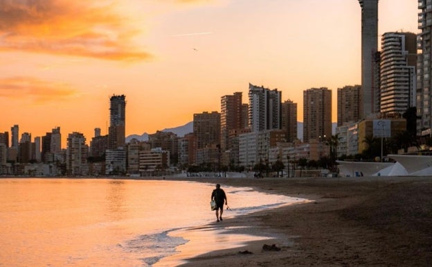 La noche ecuatorial en la provincia deja su temperatura mínima más alta en Benidorm con 26,5 ºC