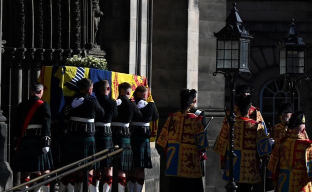 El féretro de Isabel II llega a Londres