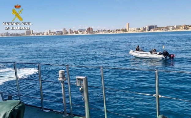 Frenan en Alicante una embarcación sin control tras caer el patrón y tres tripulantes al mar