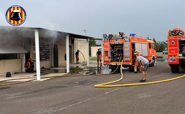 El fuego calcina un almacén del campo de fútbol de Montaverner