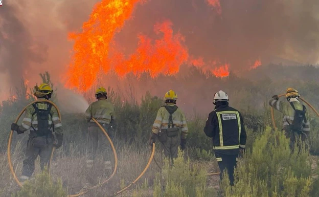 Imagen de los bomberos combatiendo el incendio en Bejís