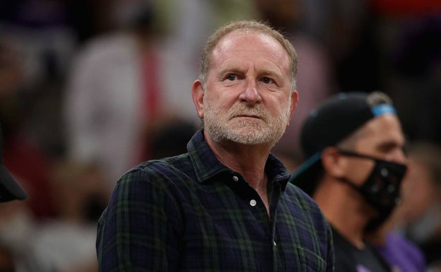 La NBA suspendió al propietario de los Phoenix Suns, Robert Sarver, estuvo a punto de comprar el Levante