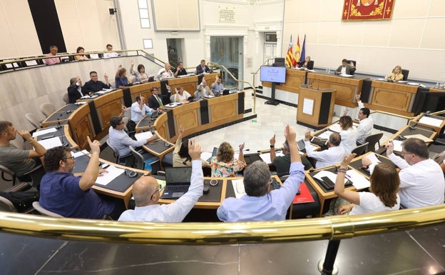 La Diputación aprueba un plan de ayudas a los municipios afectados por el incendio de la Vall d'Ebo