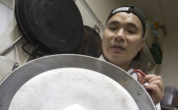 Las claves del chef chino Binhui Jiang para cocinar una paella de premio