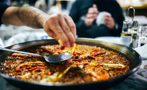 Cinco debates en torno a la paella: las claves de siete cocineros