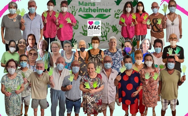 Un mural con manos verdes para dar visibilidad a las familias y los enfermos de Alzheimer