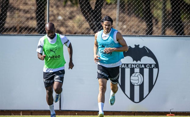 Cavani prioriza al Valencia sobre Uruguay y debutará contra el Celta