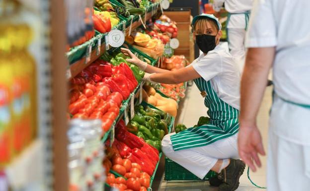 La cesta de la compra que propone Consumo a los supermercados: con huevos camperos y sin platos preparados