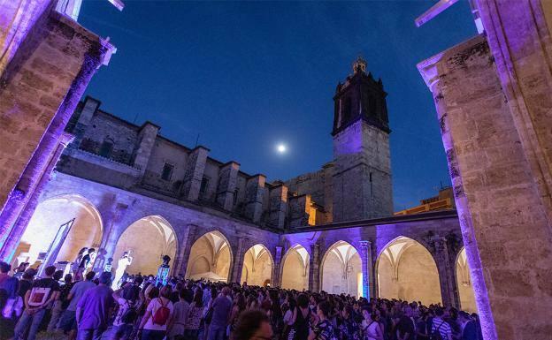 La música en directo llena el claustro del Centro del Carmen