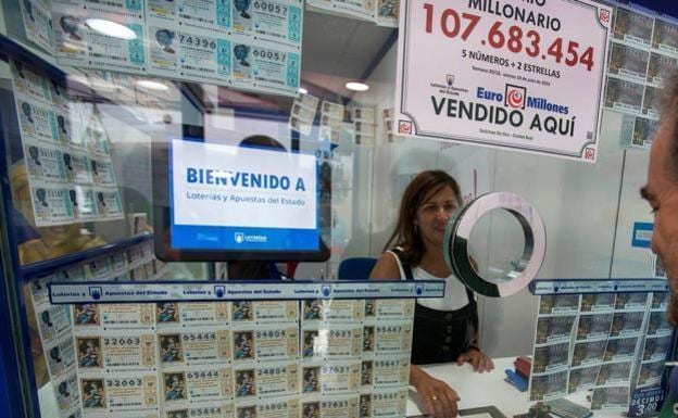 Un jucător își plasează pariul într-o administrație de loterie.  /EFE/MARIANO CIEZA MORENO