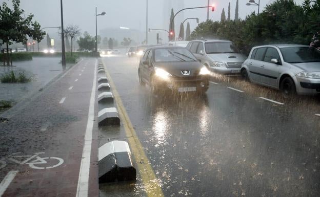 Las tormentas descargan 50 l/m2 en Villena y Xixona y los bomberos realizan 5 servicios por las lluvias