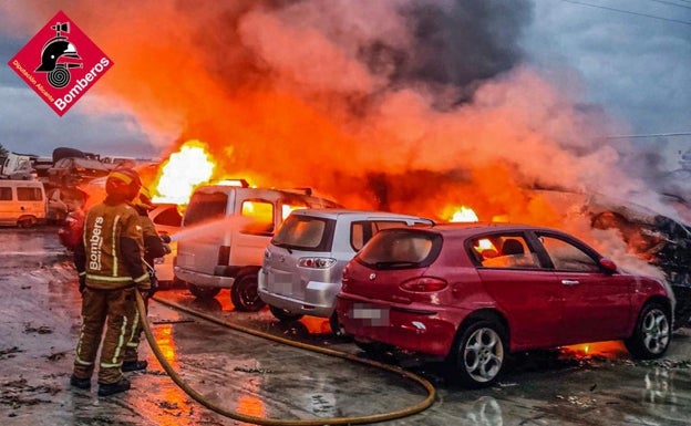 Arden 40 vehículos en el aparatoso incendio de un desguace en Catral