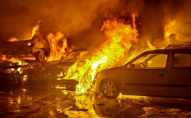 El incendio de un desguace en Catral arrasa más cuarenta coches