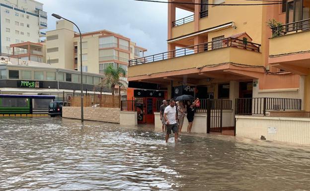 Las intensas precipitaciones en la Comunitat obligan a desalojar dos campings y dejan varios coches bloqueados