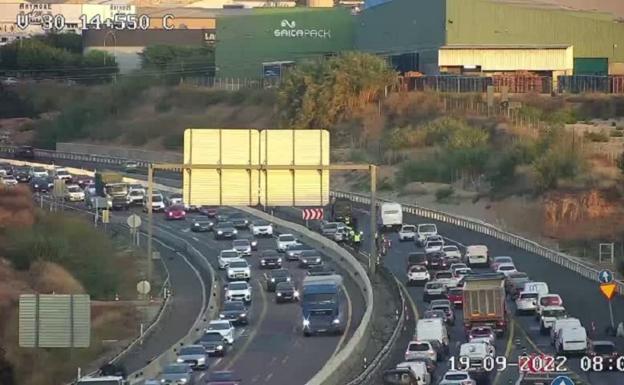 Dos accidentes y varios atascos complican la circulación en los accesos y salidas de Valencia