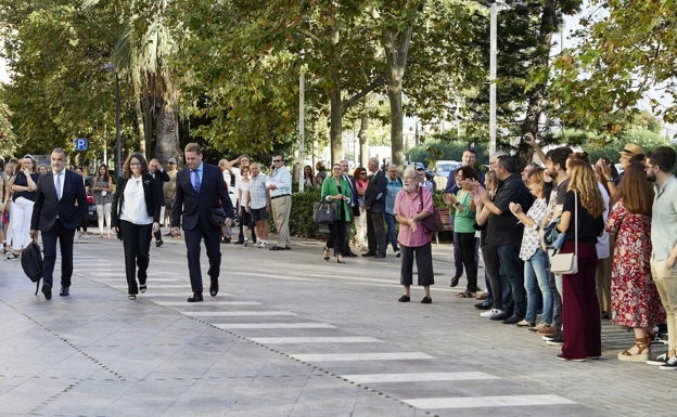 Mañana libre en el Consell para ir a aplaudir a Oltra a los juzgados