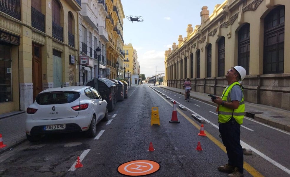 Un dron fotografía las fincas antes de excavar el túnel junto a la estación del Norte