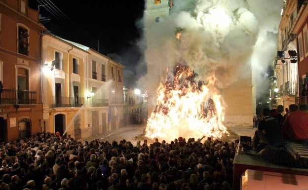 Canals protegerá con lonas ignífugas las fachadas de la Plaza Mayor durante la quema de la Foguera de Sant Antoni