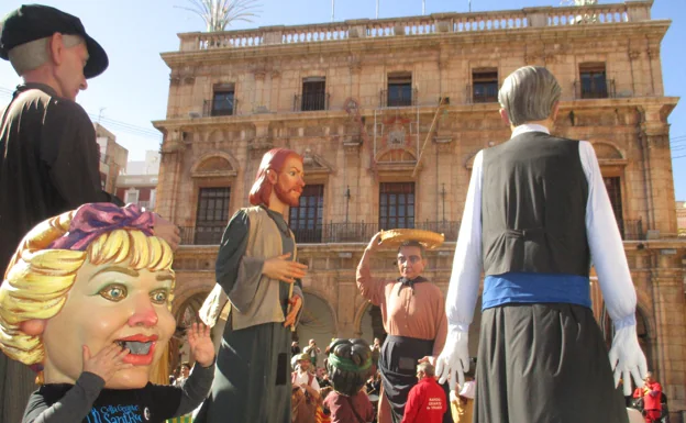 Daimús reúne a cien 'cabuts' y más de 30 'gegants' en el quinto encuentro de grupos valencianos